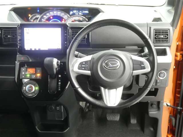 【徹底洗浄クリーニング実施済】運転席からの視界はこんな感じです☆お気軽にご来店いただき、実際に座って是非お確かめください。ドライバーに寄り添う快適な操作フィールをもたらすステアリングです。