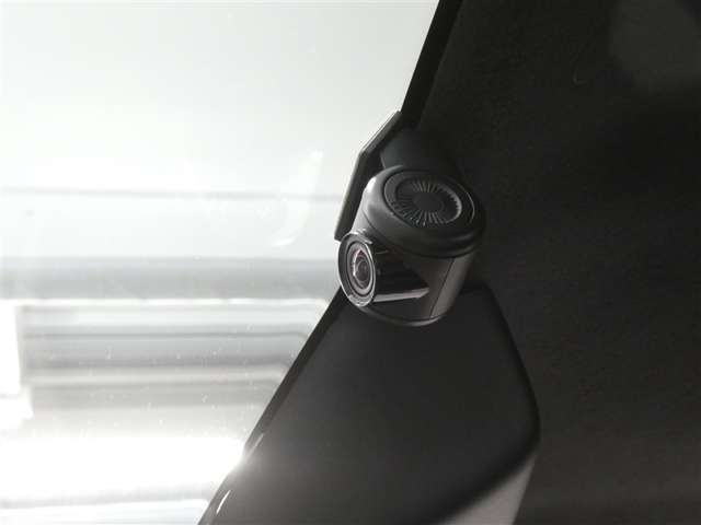 【ドラレコ搭載車】今や必需品のドライブレコーダー搭載車です。万が一のトラブルのときにも役に立つドライブレコーダーを装備しています。側面衝突や幅寄せ・割り込み対策に！