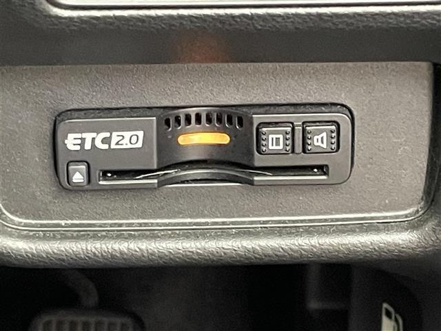 【ETC】有料道路を利用する際に料金所で停止することなく通過できる、ETC車載器（ノンストップ自動料金収受システム機器）が装備されています。セットアップを行うことで利用可能になります。