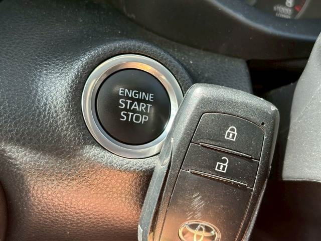 もはや定番となりつつある【スマートキー・プッシュスタート】鍵を持っているだけでエンジン始動から開閉まで行う事が出来ます。