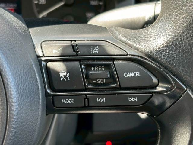 【レーダークルーズコントロール】装備車両です。レーダーやカメラを使って前を走るクルマの状況を検知して速度を調整してくれます。遠距離 ドライブの高速道路などでは大活躍で疲労軽減に役立ちます