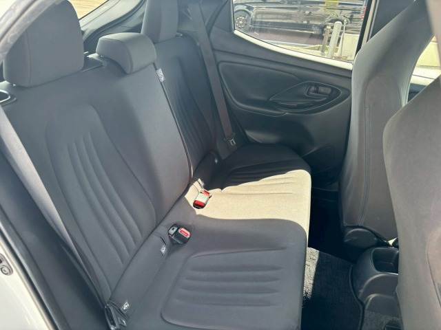 セカンドシートは大人二人が乗っても十分なスペースがしっかりと確保されております。前のオーナーがしっかりと管理されているお車で綺麗な 状態がキープされております。