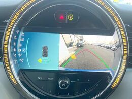 ●ガイドライン付きバックカメラ：不安な駐車もこれで安心！ガイドライン付きなので狭い箇所での駐車もラクラクです！
