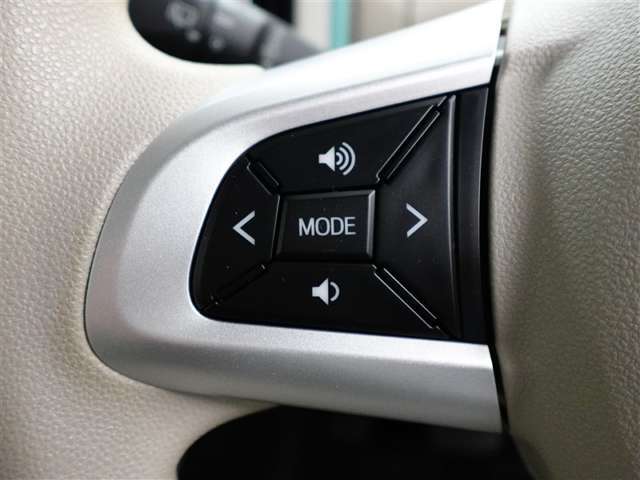 ステアリングスイッチ付き。手を離さずにさまざまな操作が可能です。