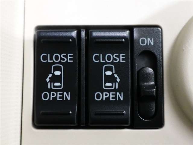 ワンタッチで簡単にスライドドアを開閉できます。各操作スイッチは使いやすい位置に配置されています。