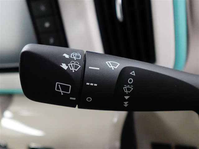 フロントワイパーの間欠機能が付いてます♪