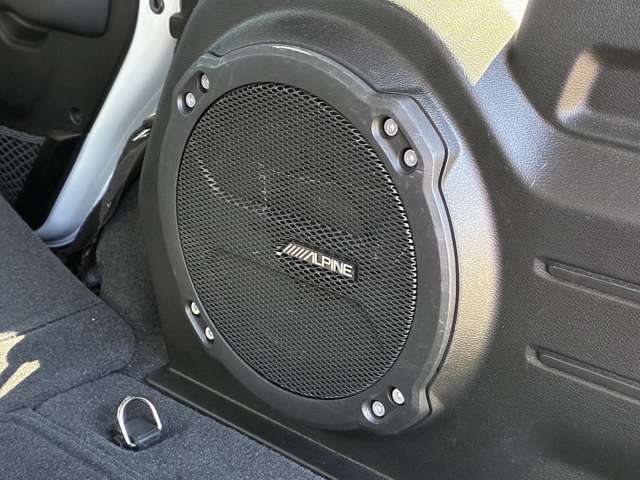 アルパインオーディオシステムを装備しております。重低音を響かせ、ドライブが楽しくなります！