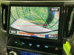 【バックカメラ】駐車時に後方がリアルタイム映像で確認できます。大型商業施設や立体駐車場での駐車時や、夜間のバック時に大活躍！運転スキルに関わらず、今や必須となった装備のひとつです！