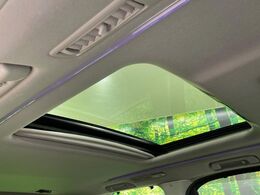 【サンルーフ】開放感たっぷりの希少装備、サンルーフが装着されています！車内に明かりを取り入れたり景色を楽しむ以外にも、車内の空気も簡単に換気できて快適です！