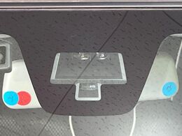 【レーダーブレーキサポート】走行中に前方の車両等を認識し、衝突しそうな時は警報とブレーキで衝突回避と被害軽減をアシスト。より安全にドライブをお楽しみいただけます。
