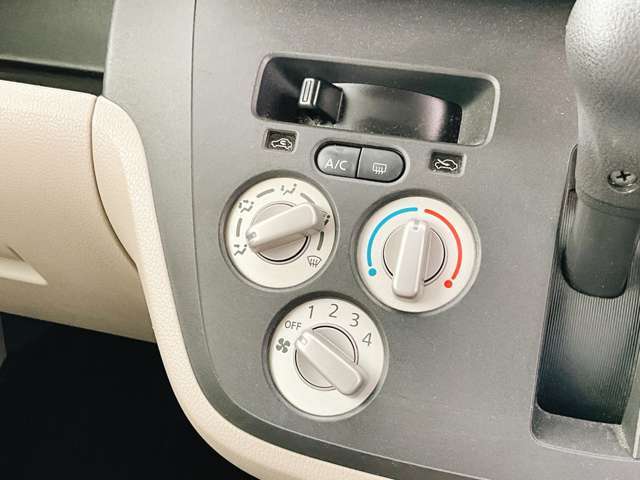 必需品のエアコン付き♪温度調節も簡単操作となっております！