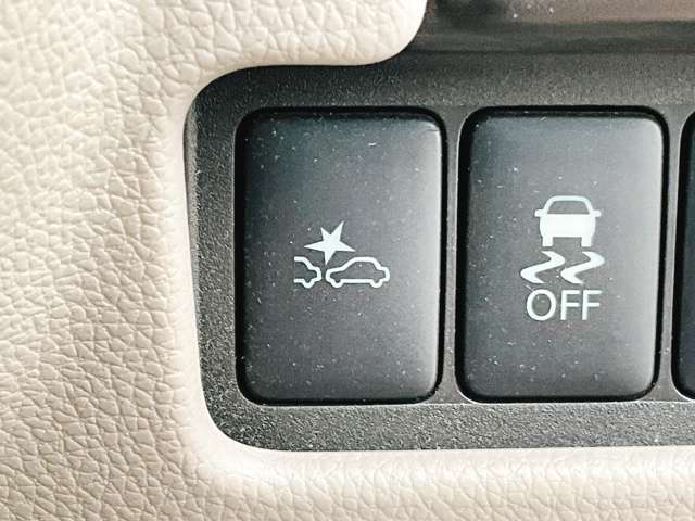 【衝突軽減装置】走行中に前方の車両等を認識し、衝突しそうな時は警報とブレーキで衝突回避と被害軽減をアシスト。より安全にドライブをお楽しみいただけます。