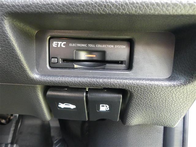【ETC】有料道路を利用する際に料金所で停止することなく通過できる、ETC車載器（ノンストップ自動料金収受システム機器）が装備されています。セットアップを行うことで利用可能になります。