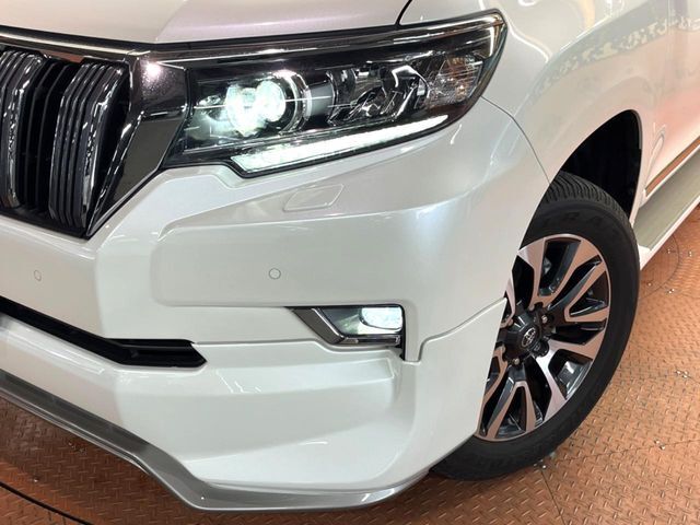 【LEDヘッドライト】悪天候や夜間走行時も良好な視界を確保し安心して運転できる高輝度LEDヘッドライトを装備！点灯速度が早く、消費電力も抑えられています。