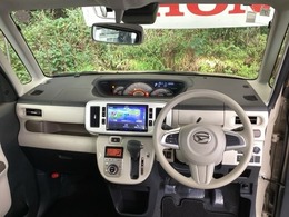 ご覧のように、視界が広く運転しやすいように設計されています。また、フルオートエアコンで快適です。