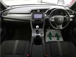 すっきりとしたシビックらしいデザインのダッシュ回り！フロントビューの視認性もよく運転しやすいと思います★