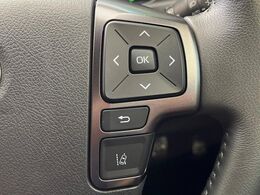 【車線逸脱警報】道路上の白（黄）線を認識し、意図せず走行中の車線からはみ出しそうになった時、メーター内の警告灯とブザーで注意喚起してくれる安心・安全機能です♪