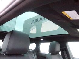 【パノラミックルーフ】車内に気持ちいい自然光が差し込み、頭上に広がる風景をお楽しみいただけます。快適な車内温度を維持し日差しから乗員とインテリアを守るダークカラーのガラス。電動ブラインド付き！