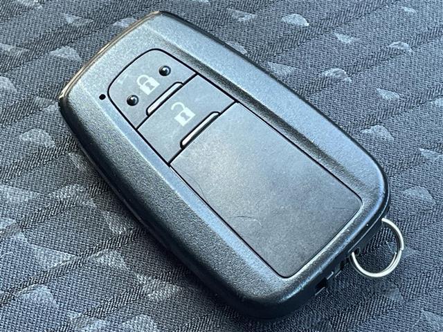 こちら付属品の写真です。写真に載っているものが全てです。ご不明な点があれば何なりとお問合わせください。担当のスタッフがお客様のご不安に対応させていただきます。中古車は一物一価なので、早い者勝ちです。