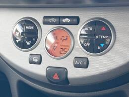 【オートエアコン】一度お好みの温度に設定すれば、車内の温度を検知し風量や温度を自動で調整。暑い…寒い…と何度もスイッチ操作をする必要はありません。快適な車内空間には必須の機能ですね♪