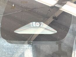 【トヨタセーフティセンス】走行中に前方の車両等を認識し、衝突しそうな時は警報とブレーキで衝突回避と被害軽減をアシスト。より安全にドライブをお楽しみいただけます。