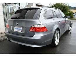 リア側のエアサスも機能しています。2本出しのマフラーがさりげなく存在感を見せます。