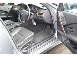 シート表面には多少の使用感はありますが全体にはきれいかと思います。初期モデルになりますのでキーシリンダーの方式になります。