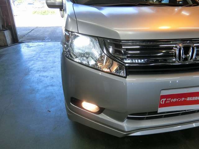 ハロゲンの2倍の光量ディスチャージヘッドランプ（HID）、フォグランプ付き