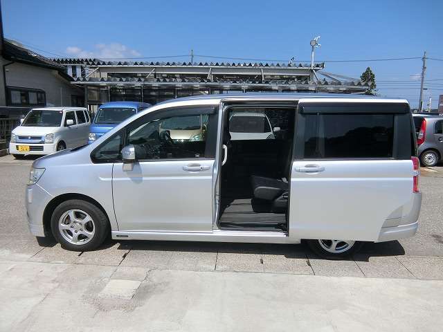 乗り降りラクラク両側電動オートスライドドア付き