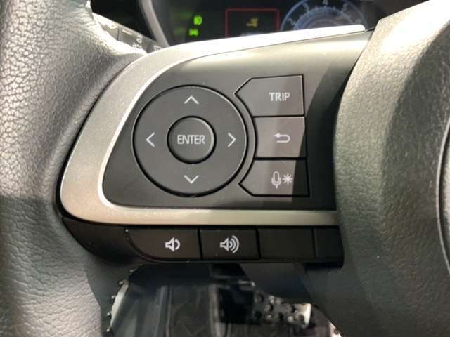 ステアリングにオーディオ操作スイッチが付いています。オーディオ画面に直接タッチしなくても操作が出来ますので、運転に集中できます。