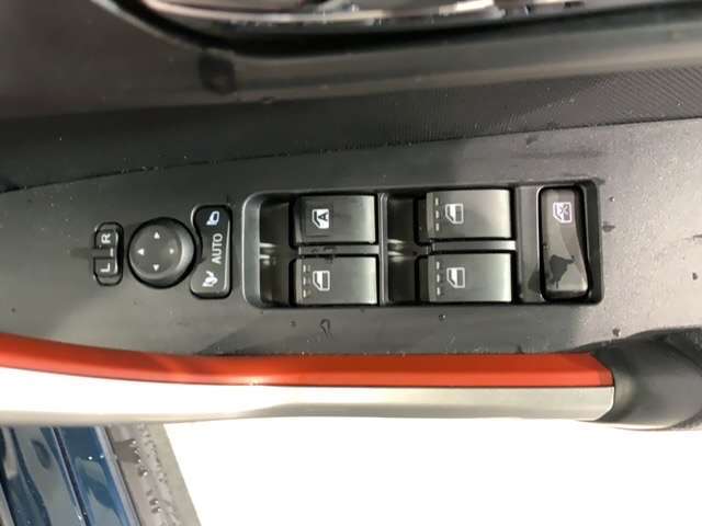 狭い駐車場で便利な電動格納ドアミラーが付いています。