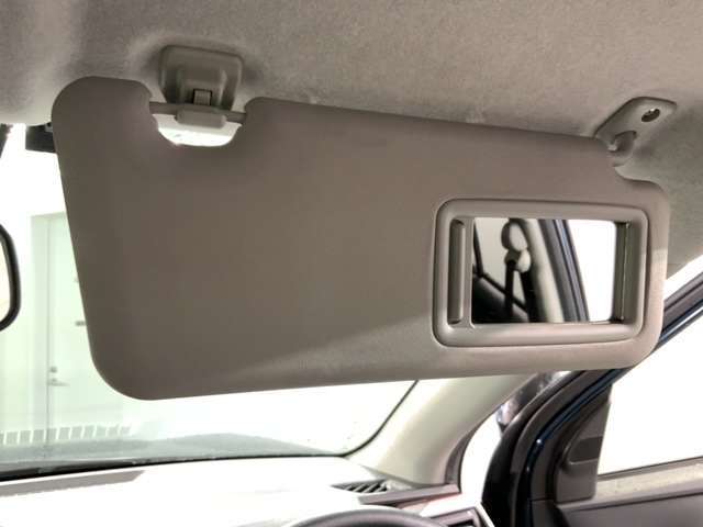 バニティーミラーが付いています。女性にうれしい装備ですね！