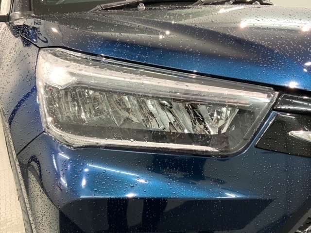 LEDヘッドライトは、点灯の瞬間から最大光量を発揮し、突然暗くなるトンネルなどでの安定感を高めます。