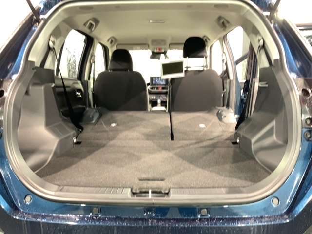 リア席を倒せば広々とした空間の出来上がり！床が低くフラットになり、天井までの高さがありますので積載が便利です。