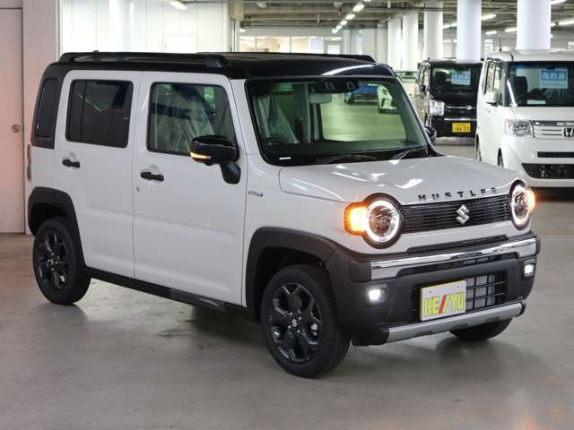 雨が降ってもゆったりと車選びができる全天候型立体展示場！エスカレーター完備！