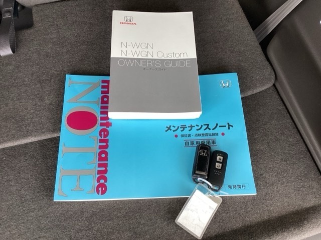 メンテナンスノート【整備記録簿】、取説も揃っています。スマートキーはバッグなどにしまったままボタン操作でエンジンの始動・停止ができて大変便利です。