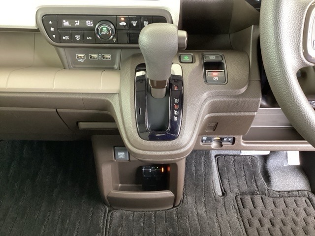 足元スッキリ、インパネシフトです。パーキングブレーキは電子制御パーキングブレーキタイプなので、運転席と助手席の間がスッキリしています。