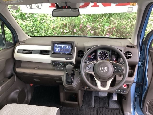 ご覧のように、視界が広く運転しやすいように設計されています。また、プラズマクラスター技術搭載フルオートエアコンで快適です。
