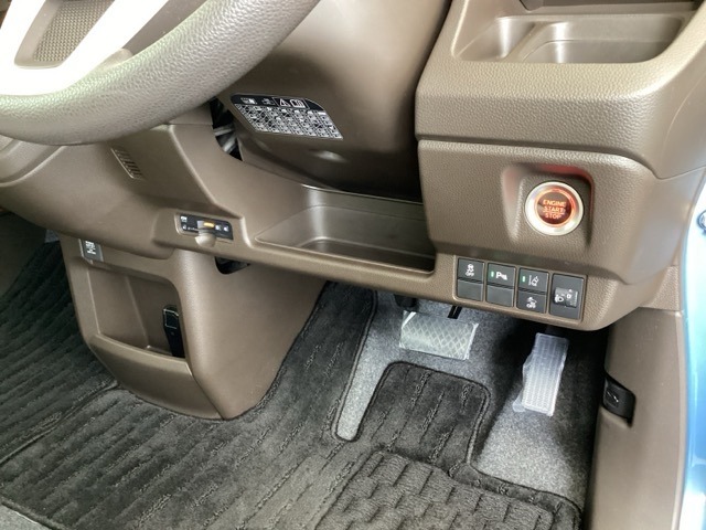 左側に高速で便利なETCがあり、横滑りを防ぐVSAなどのスイッチは、運転席の右側、手の届きやすい位置にあります。