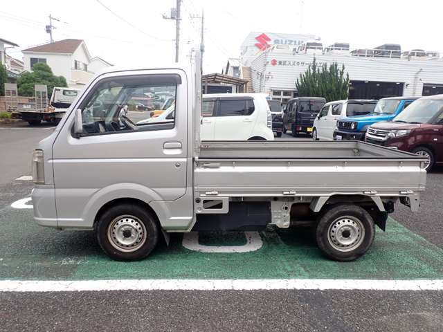 国の指定を受けた自社工場で、整備士が車検と点検整備を行っております。