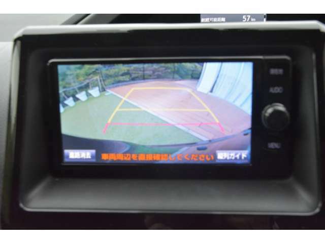 【ガイド線付バックカメラ】基準となるガイド線が表示されるバックカメラ搭載。駐車時にも安心感があります。