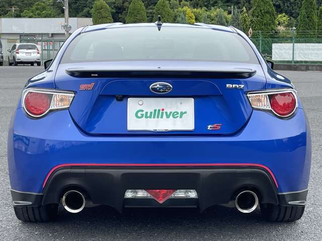 なかなか見ることのできないアンダーフロアですがスポーツカー選びの重要なチェックポイントです。当車両には、フロア・フレームに損傷、歪みなどもありません。