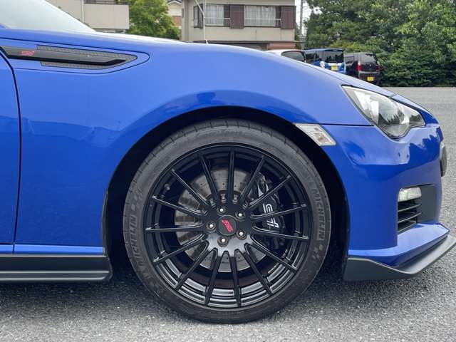 【板金・コーティング仕上げ】板金補修からガラスコーティング施工など、各種の仕上げオプションを承ります。　詳しくはスタッフにお尋ねください。