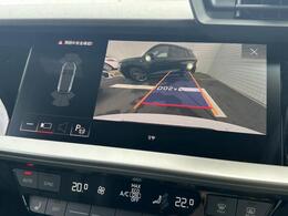 【リヤビューカメラ】車両後方の映像を映し出し、舵角に基づいて計算された経路を画面に示して駐車操作をサポートします。
