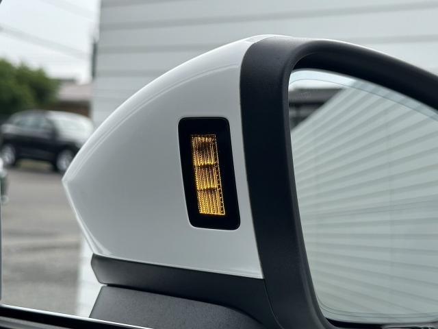 【サイドアシスト】自車を追い越そうとするクルマが自車の死角にいる場合など、システムが車線変更の危険を予測し、該当する側のエクステリアミラーに搭載されたLEDが点灯してドライバーに警告します。