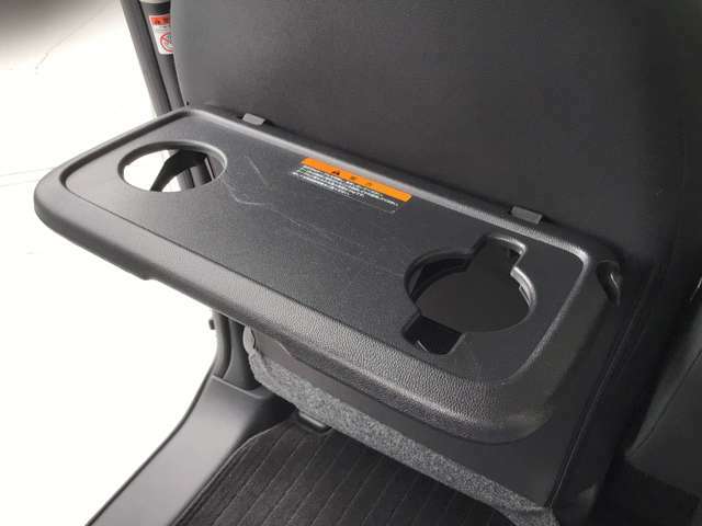 助手席シート下には引き出すタイプのトレイが！靴も入れておけそうな便利な収納スペース！