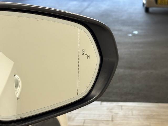 【ブラインドスポットモニター（BSM）】車線変更時に車両後方から来る車両を検知し安全をサポートする装置です。