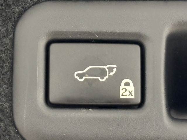 【パワーバックドア】荷物を持ちながらでも簡単にリアゲートを開閉できるあればうれしい装備の1つです。