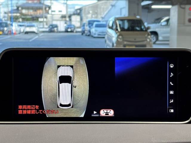 【全方位モニター】 クルマを上空から見下ろしているかのように、直感的に周囲の状況を把握できます。