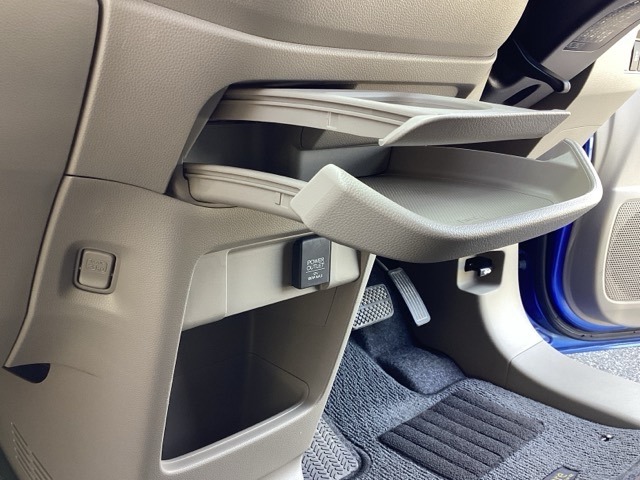 運転席の近くにテーブル付きのカップホルダーが装備されてますよ(^^♪